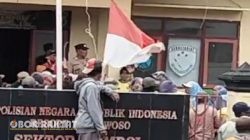 Polsek Ijen Bondowoso Digeruduk Warga, Kapolsek Sempat Ditarik Keluar dan Bendera Merah Putih Diturunkan