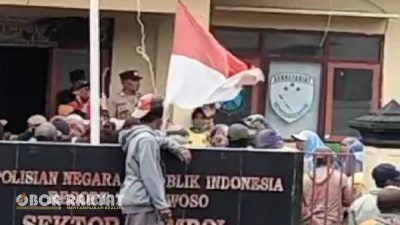 Polsek Ijen Bondowoso Digeruduk Warga, Kapolsek Sempat Ditarik Keluar dan Bendera Merah Putih Diturunkan