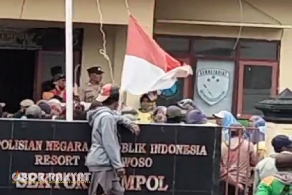 Bondowoso, Obor Rakyat – Kantor Kepolisian Sektor (Polsek) Ijen, Kabupaten Bondowoso, Jawa Timur, digeruduk puluhan warga pada Senin (17/11/2025) sekitar pukul 11.00 WIB.