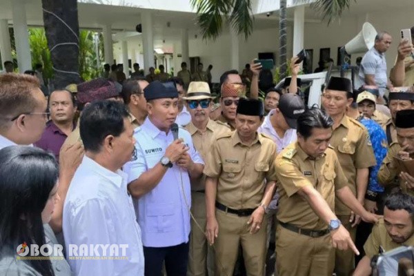 Banyuwangi, Obor Rakyat – Puluhan Kepala Desa (Kades) dari berbagai kecamatan di Kabupaten Banyuwangi mendatangi Kantor DPRD Banyuwangi pada Senin (17/11 2025).
