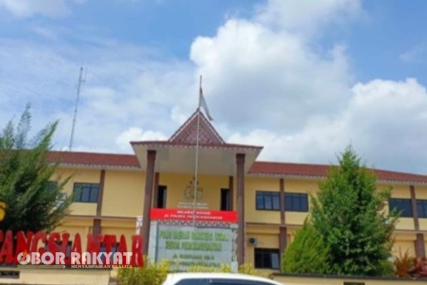 Pematangsiantar, Obor Rakyat — Penanganan perkara di Unit Pelayanan Perempuan dan Anak (PPA) Polres Pematangsiantar kembali menuai kritik tajam. Sejumlah lembaga pemerhati, tokoh publik, hingga Ombudsman RI menilai penyidik bergerak lamban dalam menangani kasus yang seharusnya mendapat penanganan cepat, terutama karena melibatkan anak sebagai korban. Kelambanan ini dinilai sebagai bentuk ketidakprofesionalan yang berpotensi merugikan korban dan menghambat proses penegakan hukum.