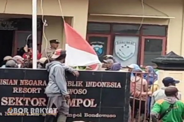 Bondowoso, Obor Rakyat — Sebuah video yang viral di media sosial memperlihatkan situasi memanas di Kantor Kepolisian Sektor (Polsek) Ijen, Kabupaten Bondowoso. Ratusan warga, baik perempuan maupun laki-laki, mendatangi kantor polisi tersebut untuk menyampaikan aspirasi. Namun aksi itu berubah ricuh ketika sejumlah peserta melakukan tindakan anarkis, termasuk menurunkan Bendera Merah Putih yang berkibar di halaman kantor kepolisian.