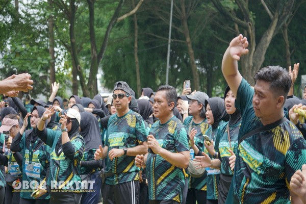 Kediri, Obor Rakyat – Ribuan warga dari berbagai daerah di sekitar Kota Kediri memeriahkan fun run dalam rangka Hari Ulang Tahun (HUT) ke-54 Rumah Sakit Bhayangkara Kediri, Minggu (16/11/2025).