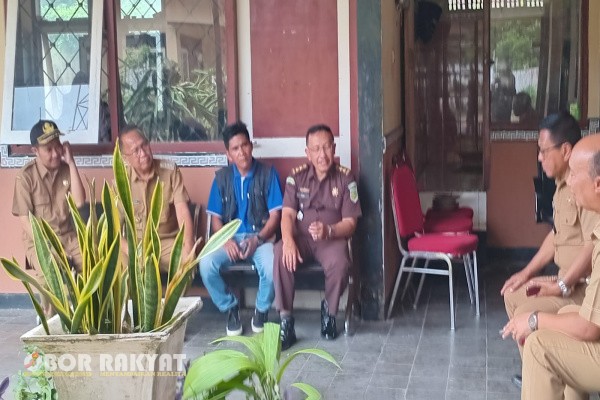 Bondowoso, Obor Rakyat – Dugaan penundaan penyaluran Bantuan Langsung Tunai Dana Desa (BLT-DD) kembali mencuat di Kabupaten Bondowoso, Jawa Timur. Seorang Kepala Desa (Kades) Randu Cangkring, Kecamatan Pujer, berinisial FRD, disebut belum menyalurkan BLT-DD untuk tiga bulan berturut-turut, yakni April, Mei, dan Juni 2025, meski dana desa tahap kedua telah dicairkan oleh pemerintah daerah.