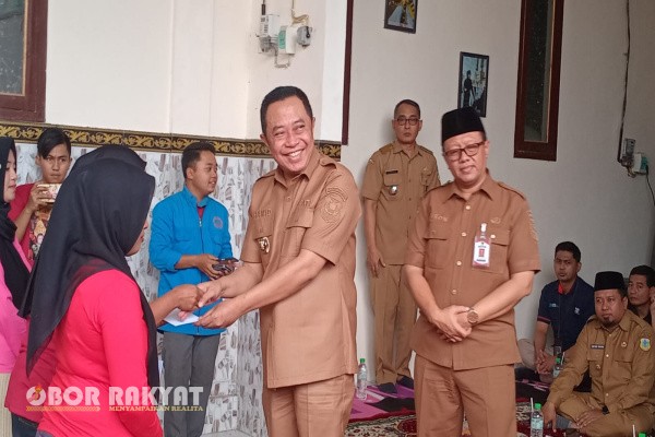 Bondowoso, Obor Rakyat – Pemerintah Kabupaten (Pemkab) Bondowoso kembali menyalurkan Bantuan Langsung Tunai Dana Bagi Hasil Cukai Hasil Tembakau (BLT DBHCHT) Tahap II tahun 2025. Sebanyak 34 buruh Pabrik Rokok Dua Putri Ratu menerima bantuan tersebut dalam kegiatan penyaluran yang berlangsung di Desa Jumpong, Kecamatan Wonosari, Selasa (18/11/2025).