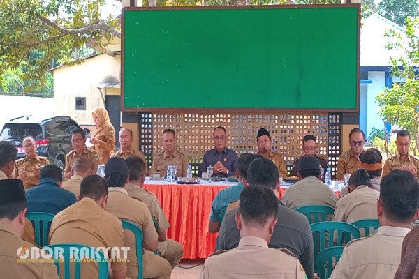 Bondowoso, Obor Rakyat — Pemerintah Kabupaten (Pemkab) Bondowoso melalui Dinas Pemberdayaan Masyarakat dan Desa (DPMD) menggelar Pembinaan dan Pengawasan Penyelenggaraan Administrasi Pemerintahan Desa Tahun 2025 di Pendopo Kecamatan Pujer, Selasa (18/11/2025).