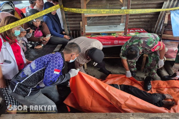 Simalungun, Obor Rakyat — Personel Polsek Bangun Polres Simalungun menunjukkan respon cepat dan terkoordinasi dalam menangani kasus penemuan mayat di Simpang Rambung Merah, Jalan H. Ulakma Sinaga, tepat di depan SMP Negeri 2 Siantar, Nagori Pamatang Simalungun, Kecamatan Siantar, Kabupaten Simalungun, Selasa (18/11/2025) sekitar pukul 06.30 WIB.