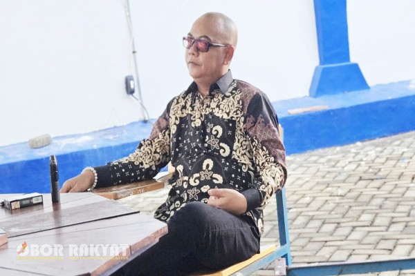 Bondowoso, Obor Rakyat – Upaya perbaikan kualitas Menu Beragam Gizi (MBG) di Kabupaten Bondowoso mulai menunjukkan hasil positif pasca audiensi bersama Pemerintah Kabupaten (Pemkab) Bondowoso di Gedung Saba Bina. Namun demikian, keluhan masyarakat terkait kualitas MBG kembali muncul dan kali ini ditujukan kepada salah satu Satuan Pendidikan Penyelenggara Gizi (SPPG) yang baru mulai beroperasi.