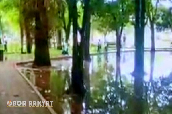 Bondowoso, Obor Rakyat – Memasuki musim hujan pada November ini, kondisi Ruang Terbuka Hijau (RTH) Alun-Alun Bagus Asra (RBA) Ki Ronggo di Kabupaten Bondowoso, Jawa Timur, kembali menjadi sorotan. Area yang seharusnya menjadi pusat rekreasi dan ruang publik warga justru berubah layaknya kolam akibat genangan air yang meluas setelah hujan deras.