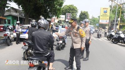 Polres Bondowoso Edukasi Pengendara di Hari Pertama Operasi Zebra Semeru 2025