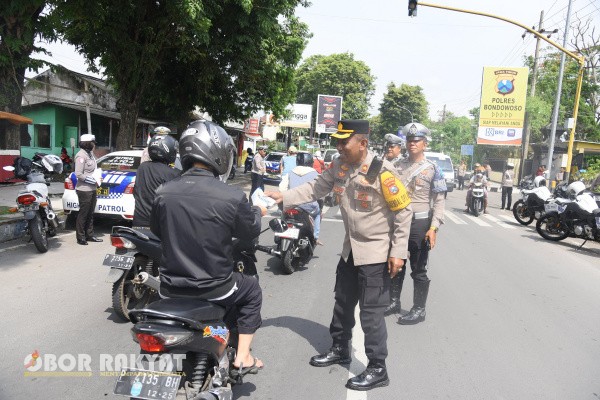 Bondowoso, Obor Rakyat – Pada hari pertama pelaksanaan Operasi Zebra Semeru 2025, Kapolres Bondowoso AKBP Harto Agung Cahyono, bersama para Pejabat Utama (PJU) Polres Bondowoso melaksanakan kegiatan public outreach berupa pembagian brosur keselamatan lalu lintas kepada para pengguna jalan di depan Mapolres Bondowoso, Rabu (19/11/2025).