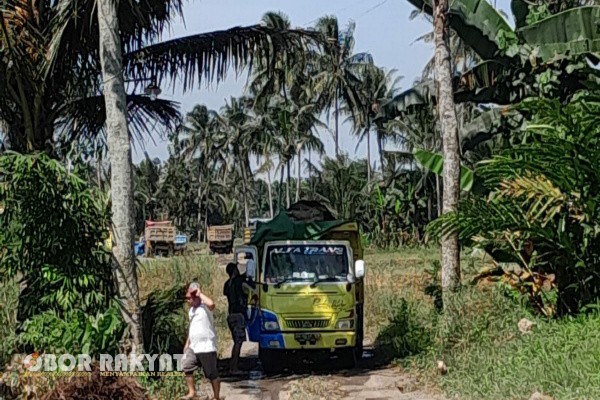 Banyuwangi, Obor Rakyat – Aktivitas tambang galian C jenis pasir yang semakin marak di Desa Sragi, Kecamatan Songgon, Kabupaten Banyuwangi, kian mencuri perhatian. Meskipun diduga kuat sebagai aktivitas ilegal, hingga kini belum ada tindak lanjut dari pihak berwenang. Keadaan ini menimbulkan kekhawatiran di kalangan masyarakat setempat, mengingat dampak negatif yang ditimbulkan terhadap lingkungan dan infrastruktur.