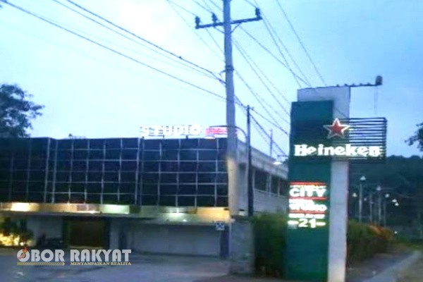 Pematangsiantar, Obor Rakyat – Polemik terkait beroperasinya kembali tempat hiburan malam Studio 21 di Pematangsiantar mencuat setelah sebelumnya sempat disegel oleh pihak kepolisian terkait dugaan peredaran narkotika jenis ekstasi. Masyarakat dan berbagai lembaga sosial kini mempertanyakan sikap penegakan hukum di wilayah tersebut, menyusul kembalinya operasional Studio 21 tanpa adanya kejelasan proses hukum terhadap pemilik tempat hiburan tersebut.