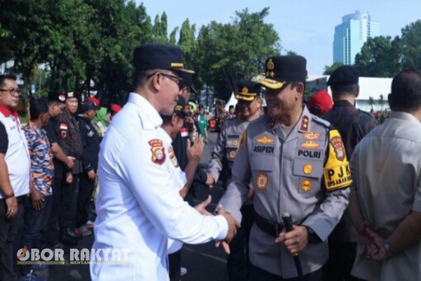 Jakarta, Obor Rakyat – Kapolda Metro Jaya, Irjen Asep Edi Suheri, memimpin Apel Siaga Potensi Masyarakat Dalam Jaga Jakarta yang berlangsung di Lapangan Presisi Ditlantas Polda Metro Jaya, Rabu (19/11/2025) pagi.
