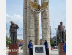 Patung Soekarno di Alun-alun Indramayu Viral, Leher Miring Akibat Tertimpa Tenda Saat Hujan Kencang