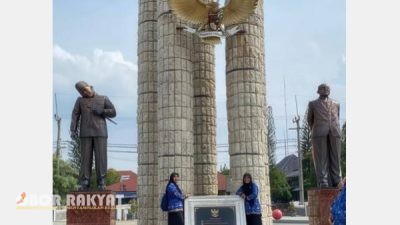 Patung Soekarno di Alun-alun Indramayu Viral, Leher Miring Akibat Tertimpa Tenda Saat Hujan Kencang