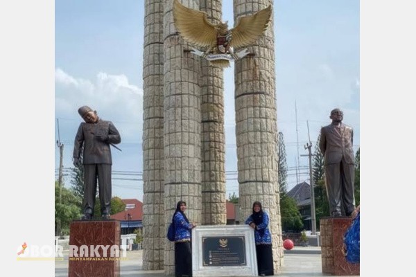 Indramayu, Obor Rakyat – Patung Presiden pertama Republik Indonesia, Soekarno, yang berdiri di kawasan Alun-alun Indramayu, Jawa Barat, tengah menjadi sorotan publik setelah bagian leher patung tampak miring dan viral di media sosial. Foto dan video yang beredar sejak beberapa hari terakhir menarik perhatian warganet karena kemiringan patung terlihat cukup mencolok.