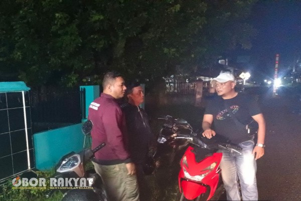 Simalungun, Obor Rakyat – Respons cepat kembali ditunjukkan jajaran Polsek Tanah Jawa setelah menerima laporan dugaan permainan judi tembak ikan di Nagori Tanjung Pasir. Meski masih larut malam, personel langsung turun ke lokasi untuk memastikan kebenaran informasi tersebut.