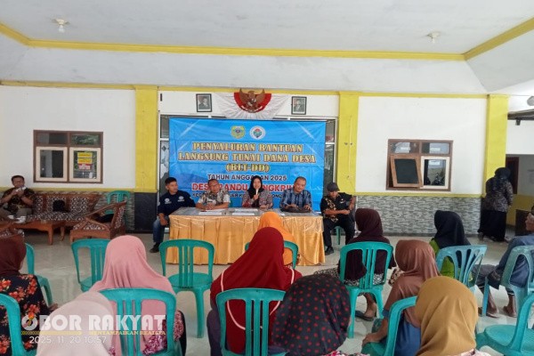 Bondowoso, Obor Rakyat – Puluhan Keluarga Penerima Manfaat (KPM) di Desa Randu Cangkring, Kecamatan Pujer, Kabupaten Bondowoso, menerima penyaluran Bantuan Langsung Tunai (BLT) Dana Desa (DD) untuk Triwulan III, yang meliputi bulan April, Mei, dan Juni. Penyaluran berlangsung pada Kamis (20/11/2025).