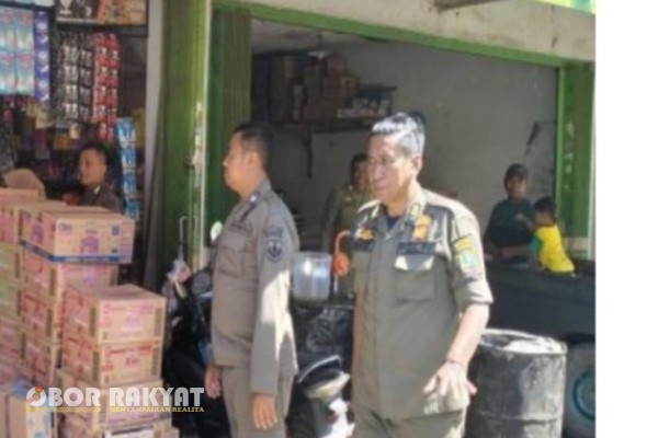 Bondowoso, Obor Rakyat – Satuan Polisi Pamong Praja (Satpol PP) Bondowoso bersama Bea dan Cukai Jember menggelar operasi gabungan untuk menekan peredaran rokok ilegal di wilayah Kabupaten Bondowoso. Operasi tersebut menyasar sejumlah toko kelontong di Desa dan wilayah Kecamatan Taman Krocok pada Kamis (20/11/2025).