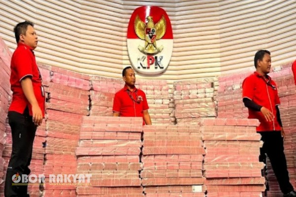 Jakarta, Obor Rakyat – Komisi Pemberantasan Korupsi (KPK) memamerkan uang rampasan senilai Rp 300 miliar terkait kasus investasi fiktif PT Taspen (Persero) dalam konferensi pers di Gedung Merah Putih, Kamis (20/11/2025).