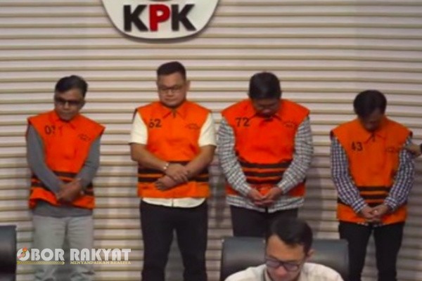 Jakarta, Obor Rakyat – Komisi Pemberantasan Korupsi (KPK) kembali menahan empat tersangka dalam kasus dugaan suap dan pemotongan anggaran proyek di Dinas Pekerjaan Umum dan Penataan Ruang (PUPR) Kabupaten Ogan Komering Ulu (OKU). Penetapan tersangka baru ini makin menegaskan temuan KPK terkait praktik jual beli proyek yang disebut sebagai hal lumrah di lingkungan Pemerintah Kabupaten dan DPRD OKU.