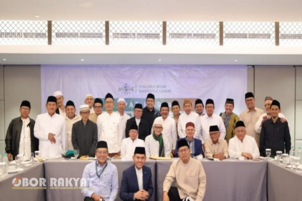 Situbondo, Obor Rakyat – Rapat Harian Syuriah Pengurus Besar Nahdlatul Ulama (PBNU) mengeluarkan risalah penting yang memicu dinamika besar di tubuh organisasi. Dalam risalah tersebut, Syuriah PBNU menilai pelaksanaan Akademi Kepemimpinan Nasional Nahdlatul Ulama (AKN NU), tata kelola organisasi, serta posisi Ketua Umum PBNU KH. Yahya Cholil Staquf mengandung pelanggaran serius. Syuriah PBNU kemudian memutuskan untuk meminta Ketua Umum mundur dalam waktu tiga hari sejak keputusan diterima.