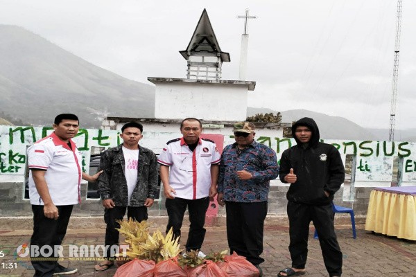 Medan, Obor Rakyat — Dewan Pimpinan Pusat Forum Komunikasi Keluarga Samosir (FOKKSA) kembali menegaskan komitmennya dalam menjaga lingkungan dan meningkatkan kesejahteraan masyarakat melalui aksi penanaman 3.000 bibit pohon berbuah di Kecamatan Sianjur Mula Mula, Kabupaten Samosir.
