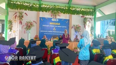 Wisuda Sekolah Lansia di Situbondo: 319 Peserta Resmi Diwisuda, Ba’ Una Beri Apresiasi Khusus