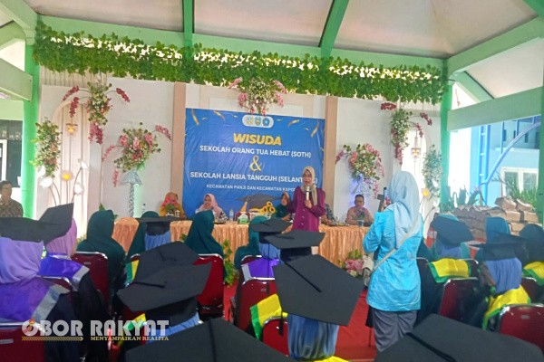Situbondo, Obor Rakyat – Sebanyak 319 lansia dari dua kecamatan di Kabupaten Situbondo resmi diwisuda melalui program Sekolah Lansia Tangguh (Selantang) dan Sekolah Orang Tua Hebat (SHOT) yang digelar di Kecamatan Panji, Sabtu (22/11/2025).