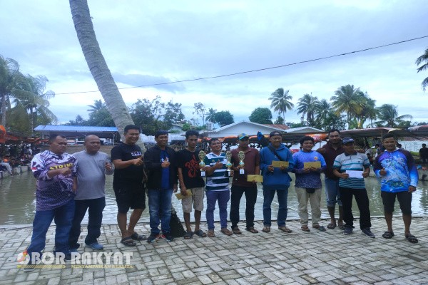 Pematangsiantar, Obor Rakyat – Kepala Satuan Narkoba Polres Pematangsiantar, AKP Irwanta Sembiring S.H, M.H, menghadiri sekaligus memberikan dukungan dalam kegiatan Arisan Ikan Mas yang digelar di Kolam Pancing Pak R.T (Ronald Tampubolon), Jalan Sukadamai, Kelurahan Pondok Sayur, Kecamatan Siantar Martoba, Minggu (23/11/2025).