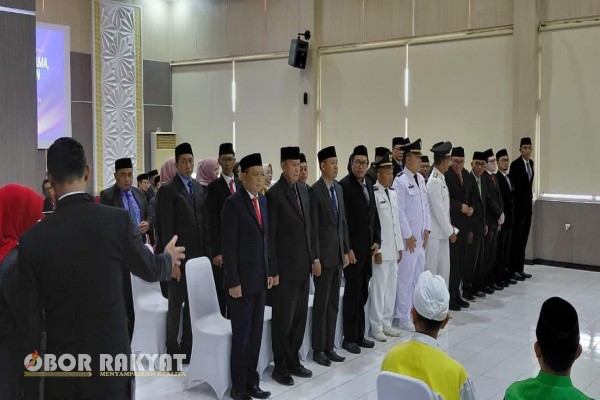 Bondowoso, Obor Rakyat – Bupati Bondowoso, Abdul Hamid Wahid, resmi melantik dan mengambil sumpah 30 Aparatur Sipil Negara (ASN) untuk menduduki Jabatan Pimpinan Tinggi Pratama, Jabatan Administrator, dan Jabatan Fungsional di lingkungan Pemerintah Kabupaten (Pemkab) Bondowoso. Upacara pelantikan berlangsung di Shaba Bina Praja, Senin (24/11/2025).