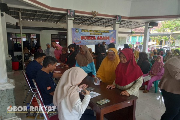 Banyuwangi, Obor Rakyat – Pemerintah Desa (Pemdes) Bunder, Kecamatan Kabat, Kabupaten Banyuweangi resmi menyalurkan Bantuan Langsung Tunai Kesejahteraan (BLT Kesra) kepada 405 warga kurang mampu, Selasa (25/11/2025).