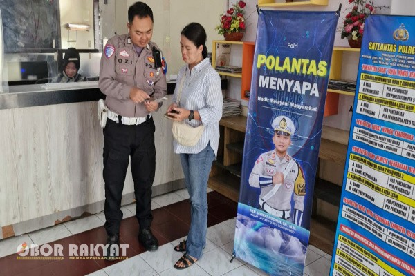 Bondowoso, Obor Rakyat – Satuan Lalu Lintas (Satlantas) Polres Bondowoso kembali mengintensifkan program Polantas Menyapa sebagai bagian dari upaya meningkatkan kesadaran dan kepatuhan berlalu lintas di masyarakat. Kegiatan edukatif ini dipadukan dengan pembagian brosur Operasi Zebra Semeru 2025 kepada para pengendara serta pemohon layanan di Kantor Samsat Bondowoso, Selasa (25/11/2025).