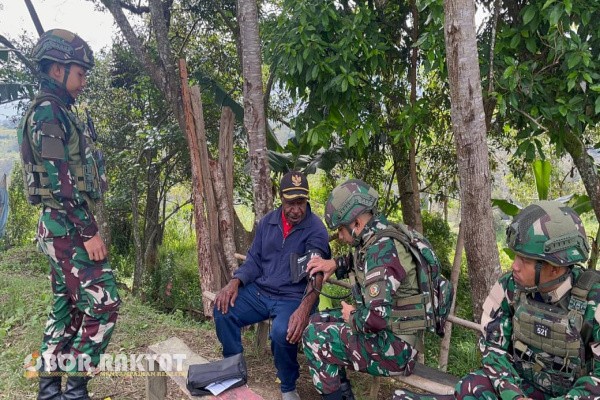 Jayawijaya, Obor Rakyat - Personel Satgas Yonif 521/DY Pos Napua kembali menunjukkan komitmennya dalam membangun kedekatan dengan masyarakat Papua melalui kegiatan anjangsana dan bakti sosial di Kampung Napua, Distrik Napua, Jayawijaya, Selasa (25/11/2025).