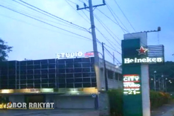 Pematangsiantar Obor Rakyat – Sorotan publik kembali tertuju pada Tempat Hiburan Malam (THM) Studio 21 di Kota Pematangsiantar. Meski isu terkait dugaan peredaran narkotika telah berulang kali mencuat, lokasi hiburan tersebut disebut masih beroperasi tanpa adanya langkah penindakan berarti dari aparat penegak hukum. Situasi ini semakin memicu pertanyaan masyarakat mengenai ketegasan pihak berwenang.