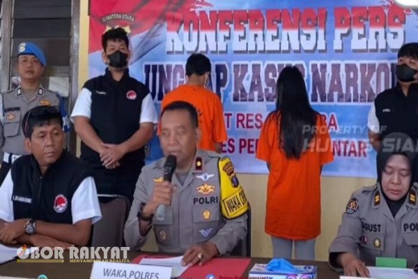 Pematangsiantar, Obor Rakyat – Upaya pemberantasan narkoba di Kota Pematangsiantar kembali membuahkan hasil. Satuan Reserse Narkoba Polres Pematangsiantar berhasil menggagalkan peredaran 421 paket sabu dengan total berat hampir 100 gram, dalam penangkapan yang dilakukan pada Jumat (21/11/2025) lalu.
