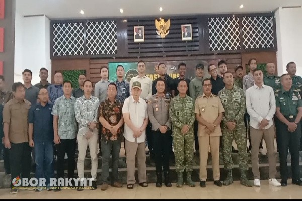 Jember, Obor Rakyat – Brigif 9/DY/2 Kostrad menggelar acara Tasyakuran dalam rangka HUT ke-62 di Aula Brigif 9, Selasa (25/11/2025). Mengusung tema “Dengan Semangat TNI Prima Brigif 9/2 Kostrad Siap Mengawal Indonesia Maju”, kegiatan ini dihadiri berbagai instansi pemerintah, TNI–Polri, serta perwakilan perusahaan dan elemen masyarakat Jember.