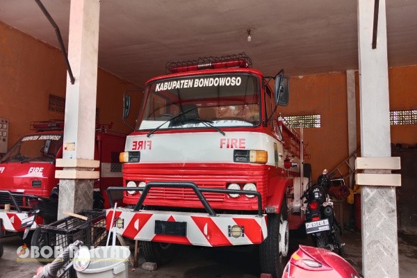 Bondowoso, Obor Rakyat – Keterbatasan armada pemadam kebakaran (damkar) masih menjadi persoalan serius di Kabupaten Bondowoso. Dari tujuh unit mobil damkar yang dimiliki, hanya tiga hingga empat unit yang benar-benar dapat beroperasi optimal. Kondisi ini disebabkan usia kendaraan yang sudah tua serta keterbatasan anggaran pengadaan unit baru.