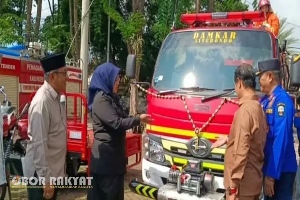 Situbondo, Obor Rakyat – Pemerintah Kabupaten (Pemkab) Situbondo resmi menambah satu unit armada pemadam kebakaran beserta peralatan pendukung untuk memperkuat layanan penanganan kebakaran dan bencana di wilayah setempat.