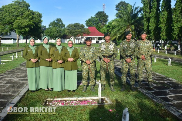Jember, Obor Rakyat – Brigif 9/DY/2 Kostrad bersama jajaran satuan di bawahnya melaksanakan Upacara Ziarah Rombongan dalam rangka memperingati HUT Brigif 9/DY/2 Kostrad ke-62 Tahun 2025 di Taman Makam Pahlawan (TMP) Patrang, Jember, Selasa (25/11/2025).