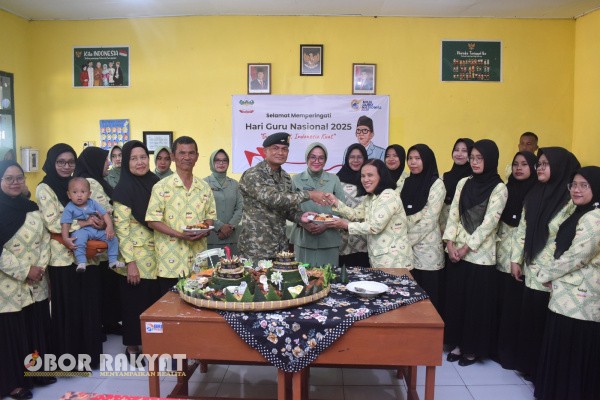 Jember, Obor Rakyat — Dalam rangka memperingati Hari Guru Nasional sekaligus HUT ke-62 Brigif 9/DY/2 Kostrad, Danbrigif 9/DY/2 Kostrad Kolonel Inf Roliyanto, bersama Ketua Persit KCK Brigif 9 Koorcab Divif 2 PG Kostrad Ny. Icha Roliyanto melaksanakan kunjungan ke TK Kartika X-35 dan SD Kartika IX-1. Kegiatan berlangsung di Asmil Brigif 9/DY/2 Kostrad, Kecamatan Patrang, Kabupaten Jember, Jawa Timur, pada Selasa (25/11/2025).