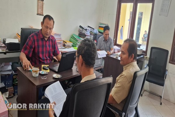 Simalungun, Obor Rakyat – Kerja cerdas Unit Tipidkor Sat Reskrim Polres Simalungun membuahkan hasil gemilang. Setelah melakukan penyelidikan intensif selama tiga bulan, penyidik berhasil mengungkap dan menyelamatkan kerugian negara sebesar Rp 533.297.283 dari dana BUMNag Unggul Jaya. Ketua BUMNag, Jantuahman Purba, kini resmi ditahan setelah ditangkap di rumahnya pada Selasa (25/11/2025).