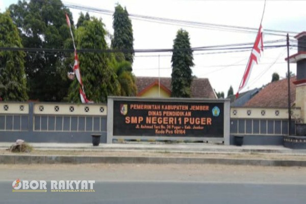 Jember, Obor Rakyat – Isu adanya kasus bullying di lingkungan sekolah membuat pihak SMPN 1 Puger, Kabupaten Jember, merasa perlu memberikan klarifikasi resmi. Informasi yang berkembang di masyarakat sempat memicu kegelisahan di kalangan guru, orang tua, dan warga sekitar. Untuk memastikan fakta sebenarnya, sejumlah awak media mendatangi sekolah tersebut pada Rabu (26/11/2025).