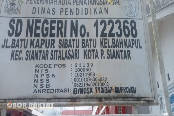 Pematangsiantar, Obor Rakyat – SD Negeri 122368 yang berlokasi di Jalan Batu Kapur, Kelurahan Bah Kapul, Kecamatan Siantar Sitalasari, kembali menjadi sorotan publik. Kepala sekolah, Husnayati S.Pd, mendapat kritik tajam dari masyarakat dan orang tua murid terkait gaya kepemimpinan yang dinilai tidak harmonis dan kurang responsif terhadap kebutuhan sekolah.