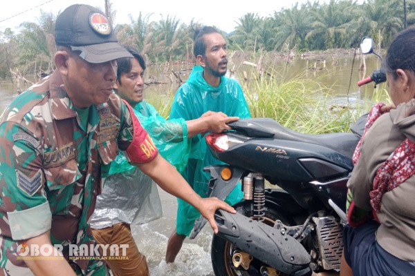 Tapanuli Tengah, Obor Rakyat – Bencana banjir dan tanah longsor yang melanda Kota Sibolga dan Kabupaten Tapanuli Tengah sejak Selasa malam memicu respons cepat dari Kodim 0211/Tapanuli Tengah. Seluruh personel dikerahkan untuk membantu evakuasi warga terdampak di sejumlah titik yang terisolasi akibat tingginya intensitas hujan.