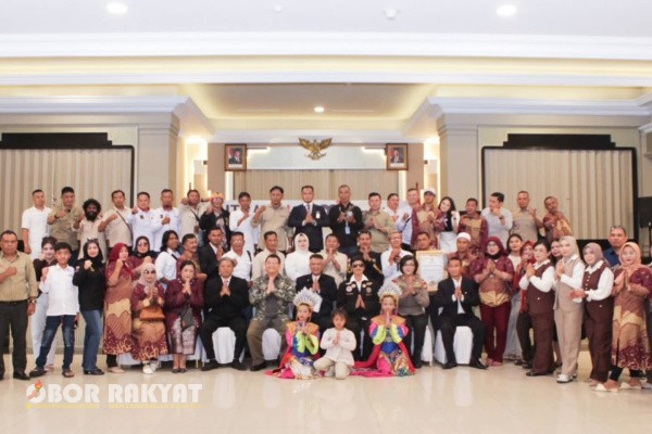 Jakarta,Obor Rakyat – Perayaan Hari Ulang Tahun (HUT) Media Mitrapol ke-9 dan Media Mitrapolitika ke-2 digelar sederhana namun meriah di Gedung Bhayangkari Mabes Polri, Kebayoran Baru, Jakarta Selatan, Selasa (25/11/2025). Acara berlangsung hangat dengan kehadiran perwakilan Mitrapol dari berbagai daerah di Indonesia.