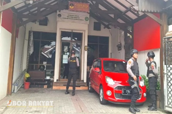 Surabaya, Obor Rakyat – Komisi Pemberantasan Korupsi (KPK) melakukan penggeledahan di kantor PT Widya Satria yang beralamat di Jalan Ketintang Permai Blok BB 20, Surabaya, Rabu (26/11/2025). Penggeledahan yang berlangsung sejak siang ini dilakukan dengan pengamanan ketat oleh aparat kepolisian.