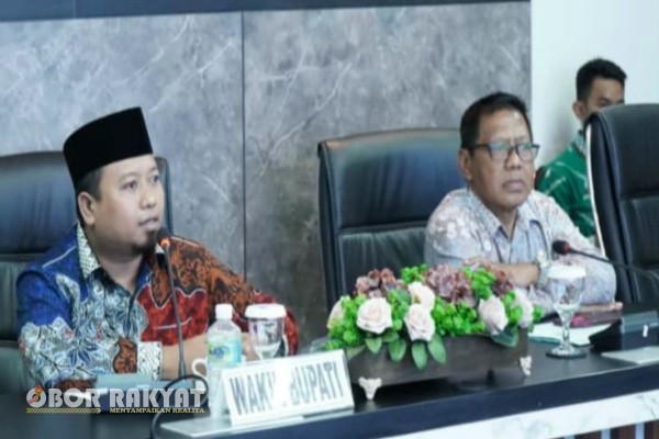 Bondowoso, Obor Rakyat — Pemerintah Kabupaten (Pemkab) Bondowoso kembali menorehkan prestasi melalui inovasi layanan administrasi kependudukan bertajuk “Simpel Three in One” yang digagas Kecamatan Sukosari. Program ini resmi menembus Top 90 Kompetisi Inovasi Pelayanan Publik (Kovablik) Jawa Timur 2025, menjadi langkah strategis dalam percepatan pemenuhan identitas hukum bagi anak di wilayah tersebut.