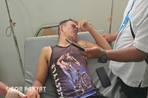 Asahan, Obor Rakyak – Aksi pencurian Tandan Buah Segar (TBS) di areal PTPN IV Kebun Tinjowan kembali memakan korban. Seorang petugas keamanan PT Jaya Wira Manggala (PT JWM), Crisnawan, mengalami luka serius setelah dikeroyok tiga pria yang diduga kuat tengah melakukan pencurian sawit. Peristiwa sadis ini terjadi di Jalan Mahoni, Desa Suka Makmur, Kecamatan Pulo Bandring, Kabupaten Asahan, Rabu pagi sekitar pukul 06.40 WIB.